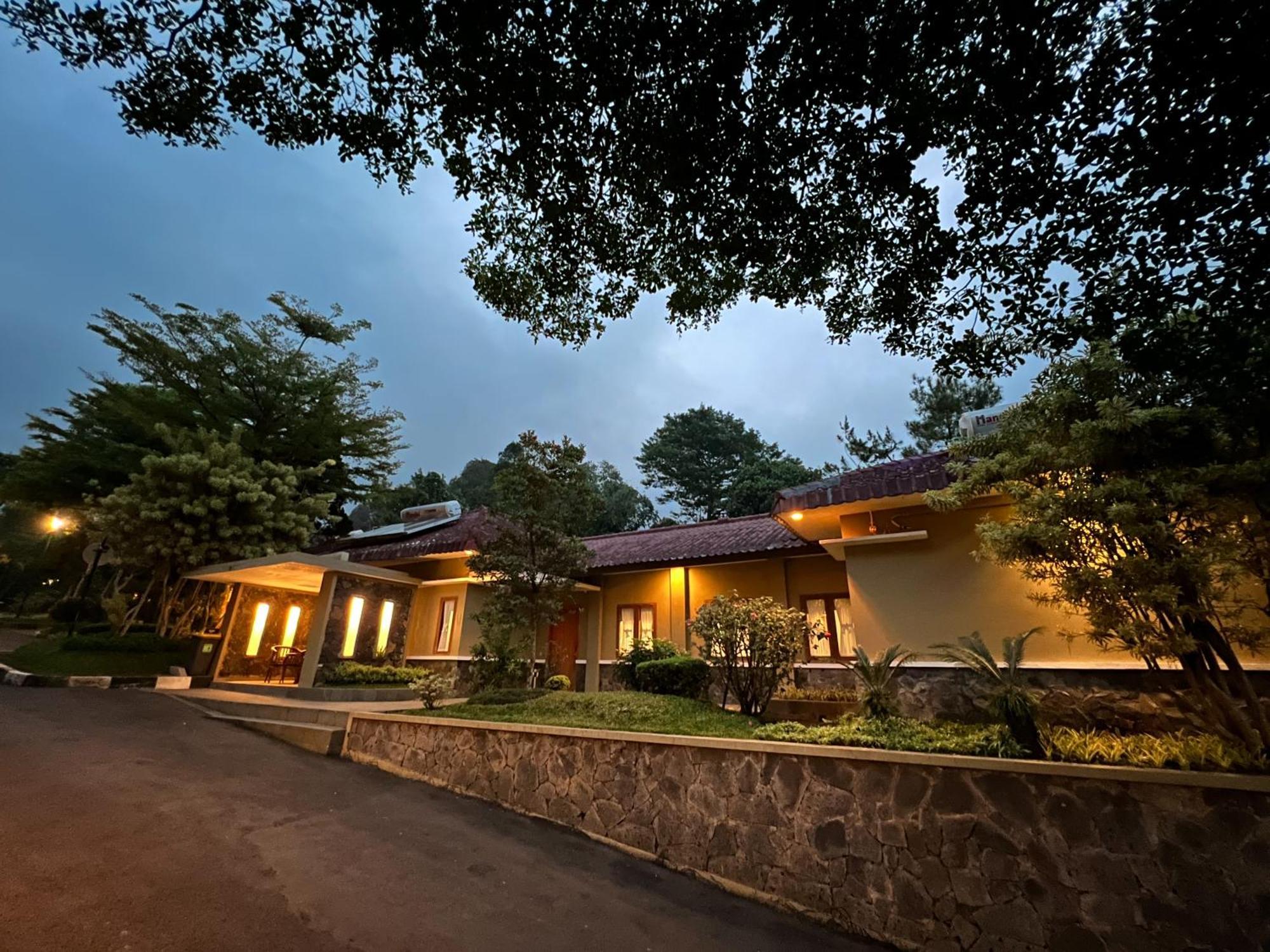 Gracia Spa Resort Hotel Desa Desa Ciater Exteriör bild